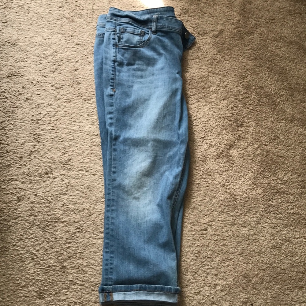 Light wash genius fit cropped jeans